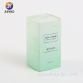 Design elegante de caixa de perfume com folhas verdes